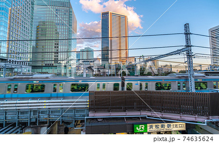 日本の東京都市景観　浜松町駅(北口）や超高層ビル群などを望む 74635624