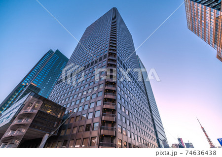 日本の東京都市景観 超高層ビル群。世界貿易センタービルなど浜松駅前の摩天楼を望む 74636438