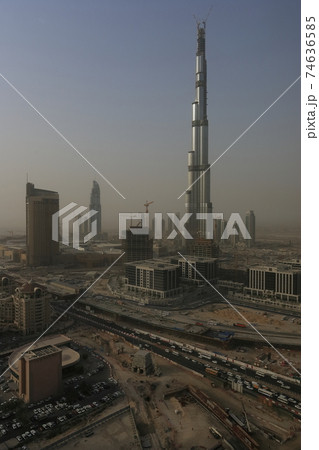 ドバイ　建設中のブルジュ・ハリファ 74636585