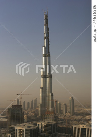 ドバイ　建設中のブルジュ・ハリファ 74636586