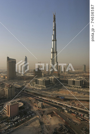 ドバイ　建設中のブルジュ・ハリファ 74636587