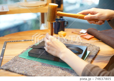革製品を工作する手元 革製品を工作する手元 74637805