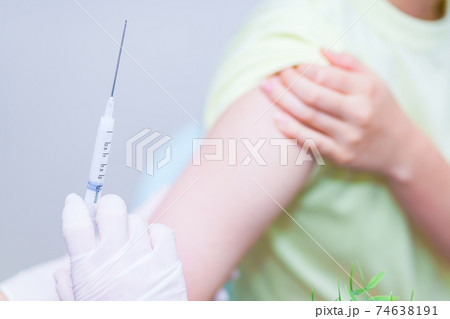 ワクチン接種　予防接種　筋肉注射 74638191