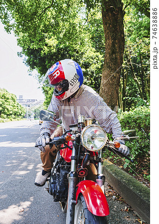 バイクライフ 後方確認をするシニアライダー バイクライフ 後方確認をするシニアライダー 74638886