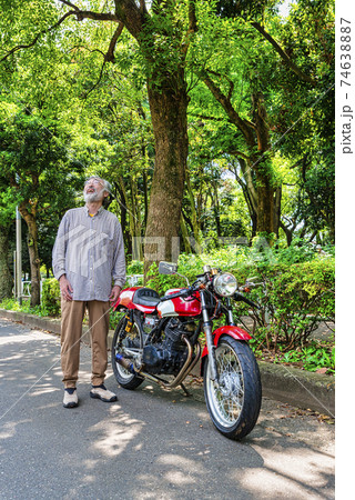 バイクライフ ツーリングを楽しむシニアライダー バイクライフ ツーリングを楽しむシニアライダー 74638887