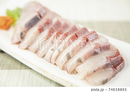 おいしい鰤の刺身 おいしい鰤の刺身 74638893