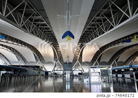 コロナ　無人の関西国際空港 74640172