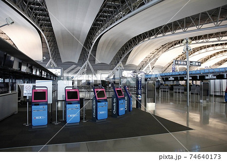 コロナ　無人の関西国際空港 74640173