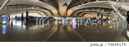 コロナ　無人の関西国際空港 74640174