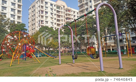 インドの高級マンションの公園 74640845