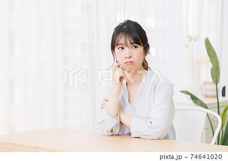 部屋で考え事をする若い女性 74641020