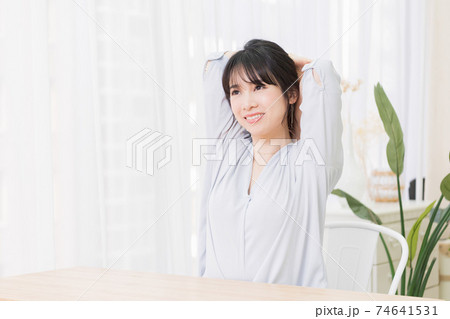 部屋でストレッチをする若い女性 74641531