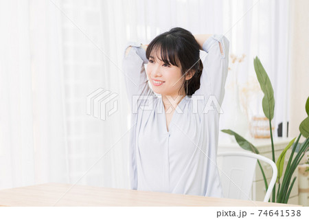 部屋でストレッチをする若い女性 部屋でストレッチをする若い女性 74641538