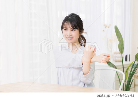 部屋でストレッチをする若い女性 部屋でストレッチをする若い女性 74641543