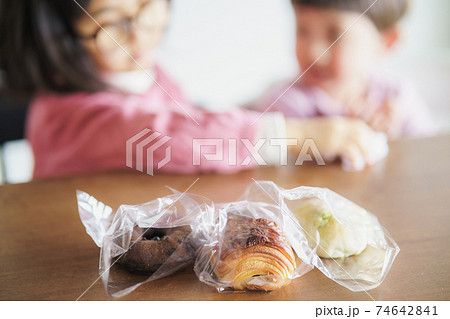 パンを頬ばる子供 パンを頬ばる子供 74642841