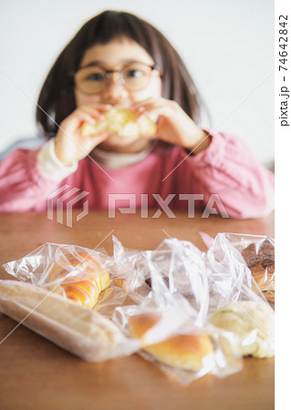 パンを頬ばる子供 パンを頬ばる子供 74642842