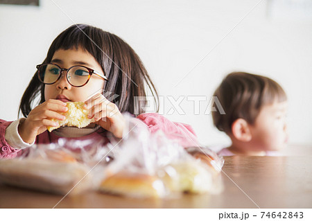 パンを頬ばる子供 パンを頬ばる子供 74642843