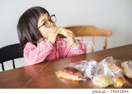 パンを頬ばる子供 パンを頬ばる子供 74642844