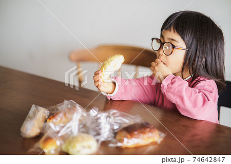 パンを頬ばる子供 74642847