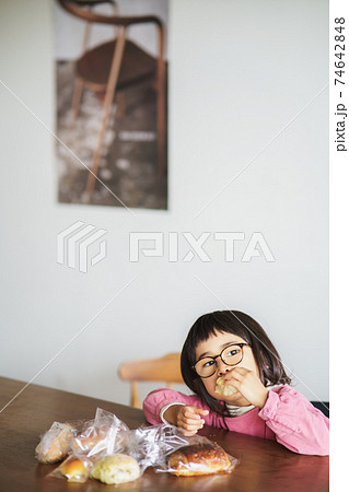 パンを頬ばる子供 74642848