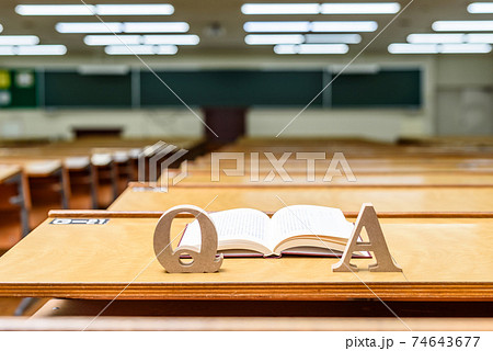 大学の講義室で開いた本　ピント本　Q＆A　くっきり 74643677