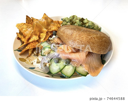 自家製スモークサーモンのベーグルサンドランチ 74644588