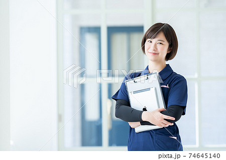 介護イメージ　介護士　介護スタッフ　女性介護スタッフ 74645140