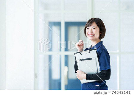 介護イメージ　介護士　介護スタッフ　女性介護スタッフ 74645141