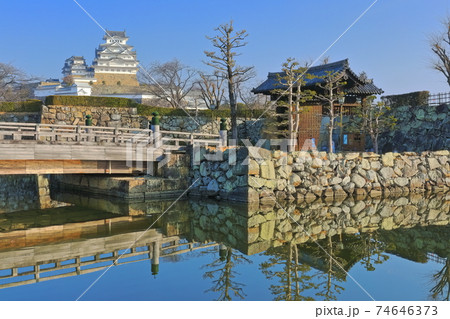 【兵庫県】晴天下の姫路城と桜門橋 【兵庫県】晴天下の姫路城と桜門橋 74646373