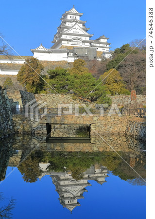 【兵庫県】シンメトリーな姫路城 【兵庫県】シンメトリーな姫路城 74646388