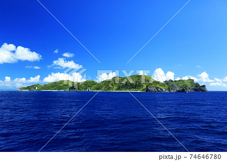 沖縄　船から見た渡名喜島 74646780