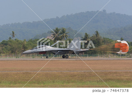 マレーシア空軍スホーイSu-30MKM着陸 74647378