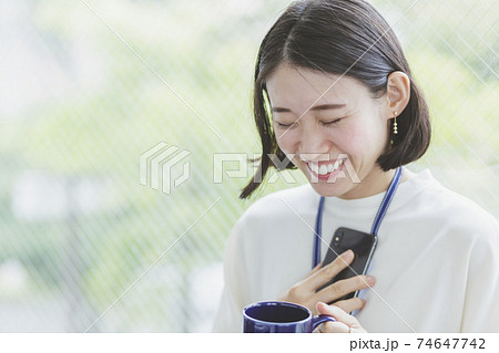 窓辺で休憩中の女性 ビジネスシーン 74647742