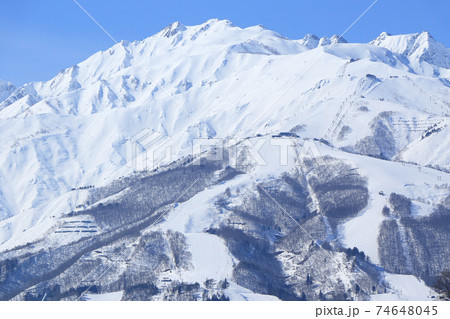 冬の白馬　雪晴れの北アルプスと八方尾根スキー場 74648045