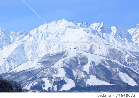 冬の白馬　雪晴れの北アルプスと八方尾根スキー場 74648072