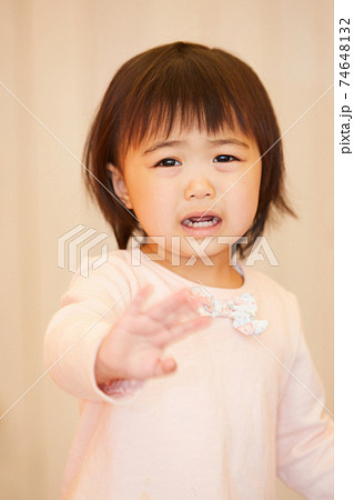機嫌の悪い女の子 泣き顔 機嫌の悪い女の子 泣き顔 74648132