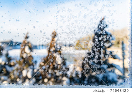 雪の朝に高断熱窓ガラスにできた窓霜 74648429