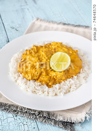 Portion of chicken curry 74648570