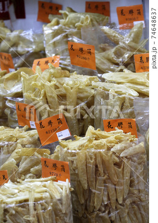 香港・徳輔道西の高級乾物店で売られる高級食材魚の浮き袋（魚膠、魚胆と呼ばれ）。高級中華には欠かせない 74648637