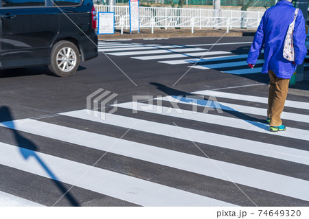 塗装し直した横断歩道 74649320