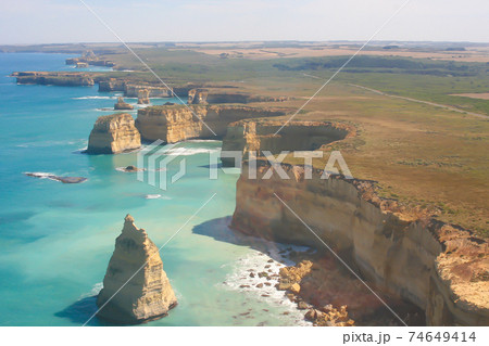 オーストラリアのグレートオーシャンロードにある有名な「十二使徒」の空撮 74649414
