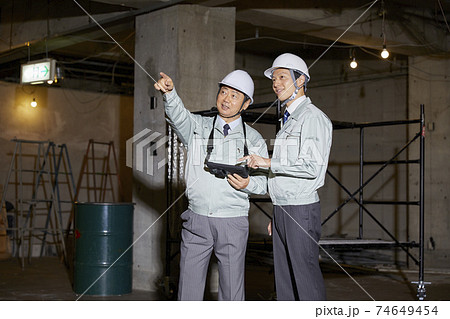 工事現場で働く作業員 74649454