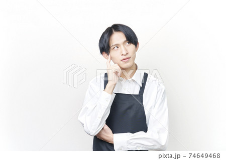 男性　飲食店店員　考える 74649468
