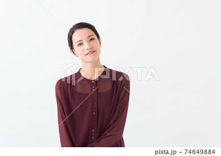 赤いブラウスを着ている女性の写真 74649884
