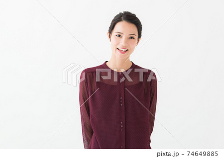赤いブラウスを着た女性の写真 74649885
