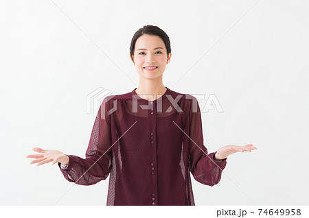 両手をひろげた女性の写真 74649958