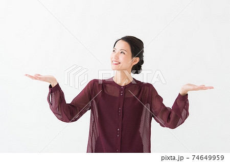 20代女性　白背景 74649959