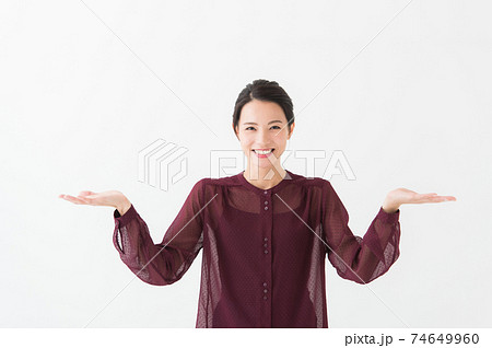 20代女性　白背景 74649960