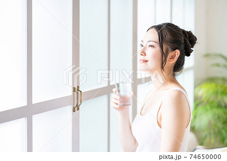 水分補給する若い女性 水分補給する若い女性 74650000