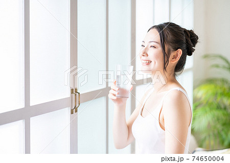 水分補給する若い女性 水分補給する若い女性 74650004